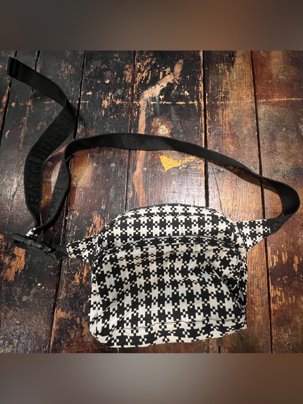 BAGGU Sport Fanny Pack Belt Bag Adjustable Strap Black/Cream Pixel Houndstooth